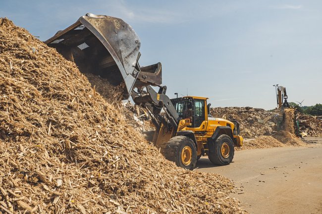 Verarbeitung von Altholz durch Altholz-Recycling
