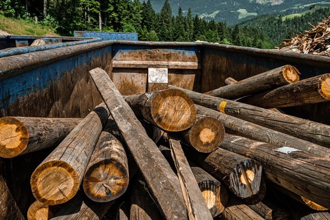 Altholz von ausgedienten Strommasten